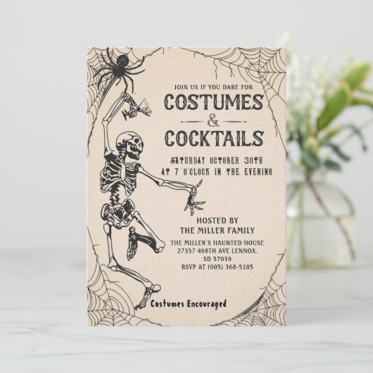 Kostuums en Cocktails Skelet Volwassen Halloween Kaart (Staand voorkant)