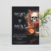Kostuums en Cocktails Spooky Skull Halloween Kaart (Staand voorkant)