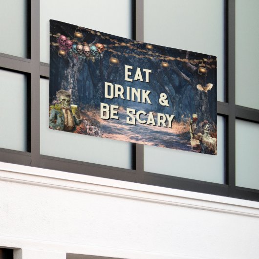 Kostuums en cocktails tijdens Halloween Spandoek (Buitenkant Gebouw)