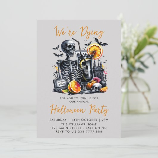 Kostuums en Cocktails Volwassen Halloween Party Kaart (Staand voorkant)