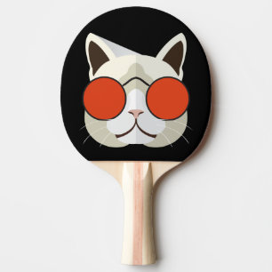 Koude kat in zonnebrillen tafeltennisbatje
