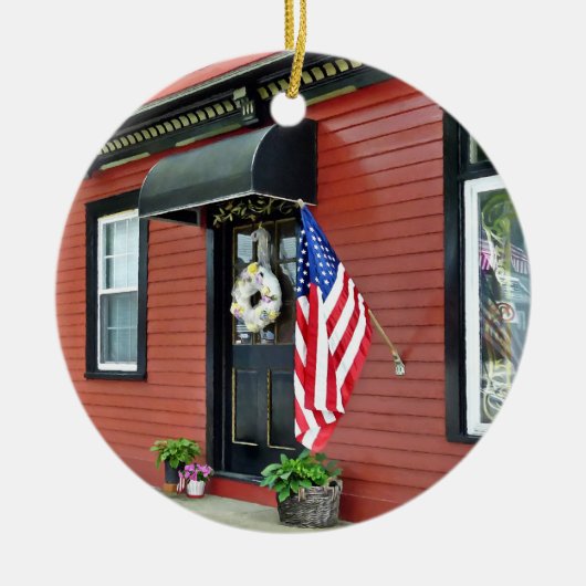 Koude Lente, NY - Straat met Rode Bouw Keramisch Ornament (Voorkant)
