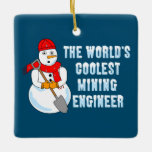 Koudste mijnbouwingenieur Snowman Keramisch Ornament<br><div class="desc">Een sneeuwpop met een schop met een sjaal en een pet met 's werelds meest coole tekst van de mijnbouwingenieur is een grappig cadeaudesign voor studenten en professionele ingenieurs.</div>