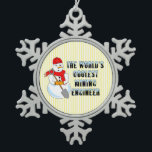 Koudste mijnbouwingenieur Snowman Tin Sneeuwvlok Ornament<br><div class="desc">Een sneeuwpop met een schop met een sjaal en een pet met 's werelds meest coole tekst van de mijnbouwingenieur is een grappig cadeaudesign voor studenten en professionele ingenieurs.</div>