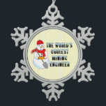 Koudste mijnbouwingenieur Snowman Tin Sneeuwvlok Ornament<br><div class="desc">Een sneeuwpop met een schop met een sjaal en een pet met 's werelds meest coole tekst van de mijnbouwingenieur is een grappig cadeaudesign voor studenten en professionele ingenieurs.</div>