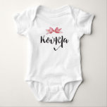 Koukla Greek baby bodysuit<br><div class="desc">Een perfect cadeau voor uw kleine Griekse babydoll van yiayia en papou of theia en theio met een roze waterverf boog en het woord 'koukla' in een moderne kalligrafie Grieks belettering.</div>