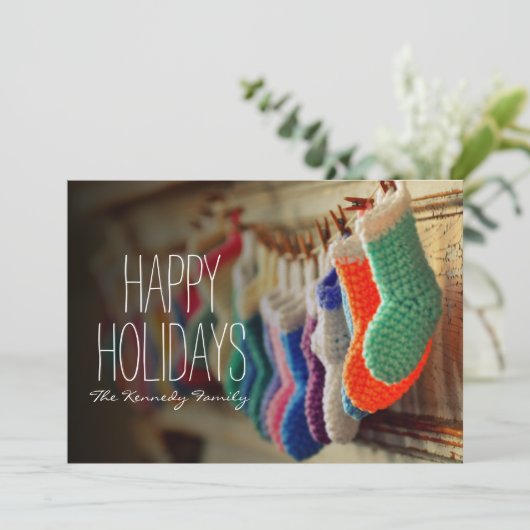 Kousen die langs de mantel hangen feestdagenkaart (Staand voorkant)