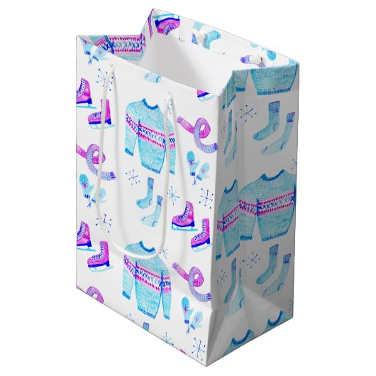 Kozy Winter versnelling Ice Skating Holiday Medium Cadeauzakje (Voorkant Gekanteld)