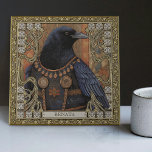 Kraai Gedistilleerd Dier Gepersonaliseerd Naam Vel Tegeltje<br><div class="desc">Enchanted Crow Spirit Animal Bird Gepersonaliseerd Dompel jezelf onder in een mystiek rijk met onze Enchanted Crow Spirit gepersonaliseerde keramische Tegel. Een prachtige kraai, versierd met tribale juwelen, staat als het middelpunt, belichaamt symmetrische harmonie en de levendige energie van Happycore en Tapijt Punk esthetiek. Het edele karakter van de kraai,...</div>