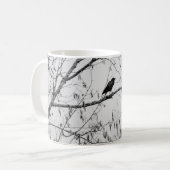 Kraai in een berkenboom koffiemok (Voorkant links)