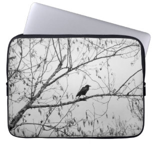 Kraai in een berkenboom laptop sleeve