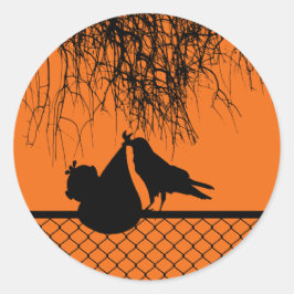 Kraai met Baby op hek Ronde Sticker