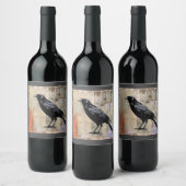 Kraai met krantenprint collage achtergrond wijn etiket (Flessen)