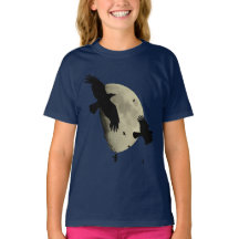 Kraaien in vlucht gesilhouet tegen een grote maan