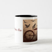 Kraaien verzamelen zich op een rode fiets tweekleurige koffiemok (Center)