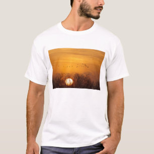 Kraanvogels als silhouet tegen opkomende zon t-shirt