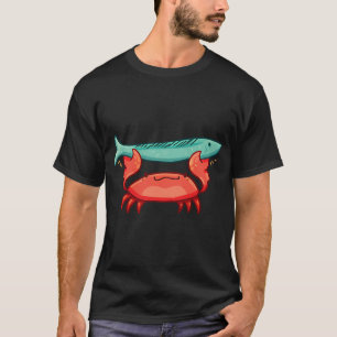 Krab die vis vasthoudt t-shirt