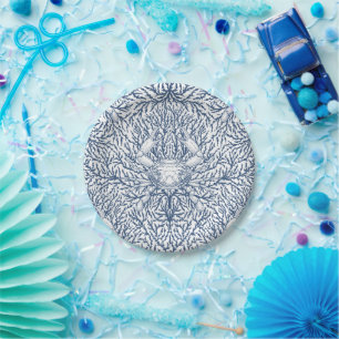 Krab en zee wiet in wit en marineblauw papieren bordje