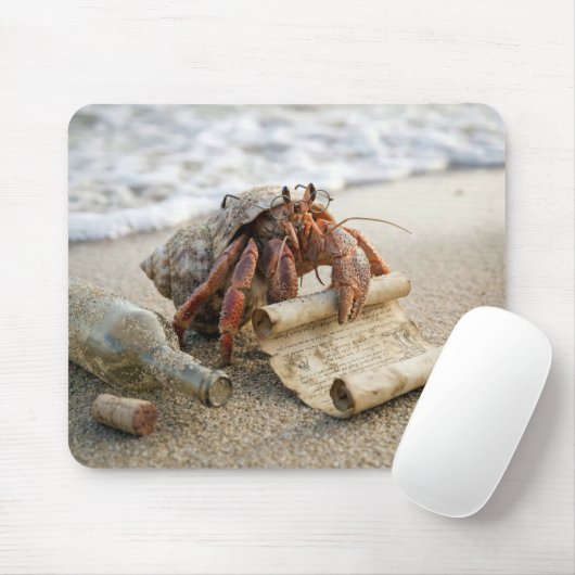 Krab leest een brief op een strand muismat (Met muis)
