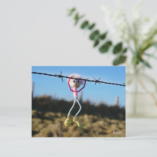 Kracht patser Fubby aan Prikkeldraad. Briefkaart (Staand voorkant)