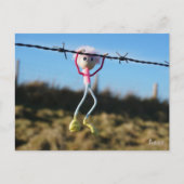 Kracht patser Fubby aan Prikkeldraad. Briefkaart (Voorkant)