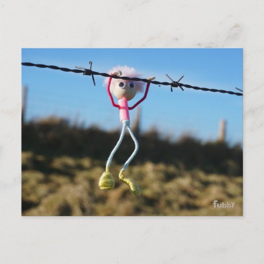 Kracht patser Fubby aan Prikkeldraad. Briefkaart (Voorkant)