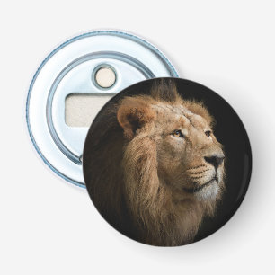 Krachtig leeuwenportret met donkere achtergrond button flesopener