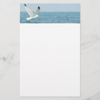 Krachtig vliegen boven zee briefpapier