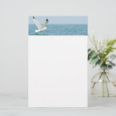 Krachtig vliegen boven zee briefpapier (Staand voorkant)
