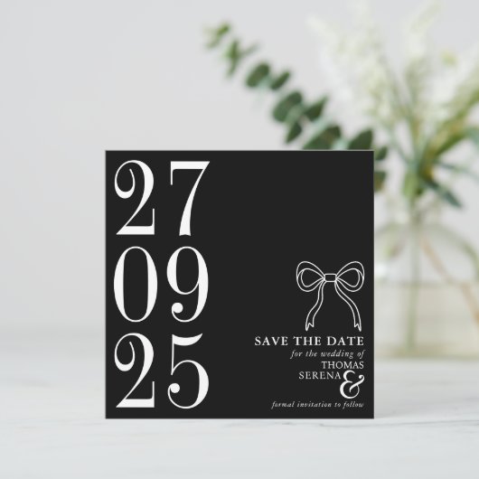 Krachtig zwart-wit monochroom modern hedendaags save the date (Staand voorkant)