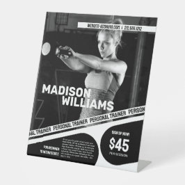 Krachtige foto van personal trainer reclamebord met voetstuk