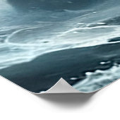 Krachtige leeuw die over water loopt poster (Hoek)