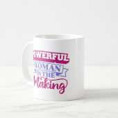 Krachtige Vrouw in de Making Koffiemok (Voorkant links)