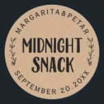 Kraft Rustic Middennacht Snack Bruiloft Zegel<br><div class="desc">Dit middennacht snack favoriete zegel heeft een gezellige rustieke uitstraling met kraftpapier textuur, vette zwarte letters en eenvoudige botanische accenten. Perfect voor bruiloftsreceptie traktaties, late nacht snack zakken, welkomstzakken en feestfavoriet verpakkingen. De ronde lay-out zorgt ervoor dat het ontwerp schoon, charmant en gemakkelijk te lezen is. Pas de namen, datum...</div>
