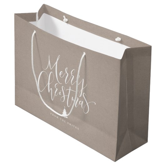 Kraft Simple Calligraphy Merry Kerstry Groot Cadeauzakje (Voorkant Gekanteld)