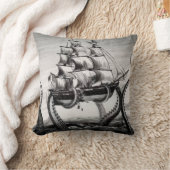 Kraken Holding Pirate/Sailing Ship 20" Pillow Kussen (Deken)