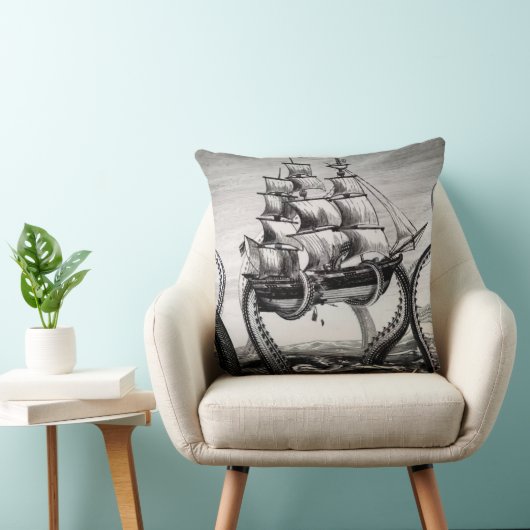 Kraken/octopus die een piraatschip opeet, zwart/wi kussen (Stoel)
