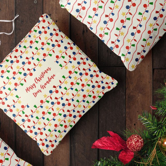 Kralenkrans met retro kerstornamenten kussen (Cute retro Christmas card with vintage Christmas ornaments and red beaded garland)