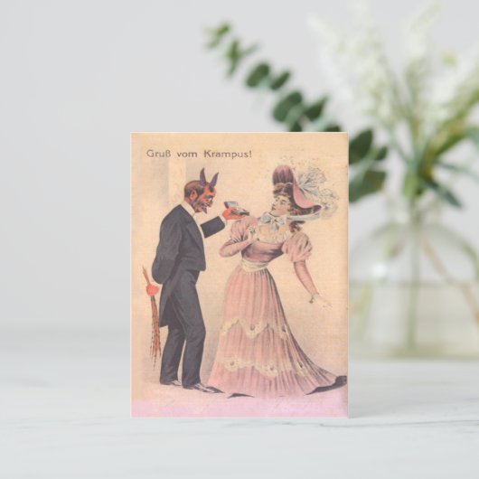 Krampus het voorstellen aan vrouw briefkaart (Staand voorkant)