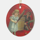 Krampus speelt met meisje keramisch ornament (Links)