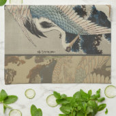 Kranen op een met sneeuw beklede Pine Hokusai Theedoek (Gevouwen)