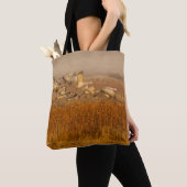 Kranen over een gouden veld tote bag (Dichtbij)