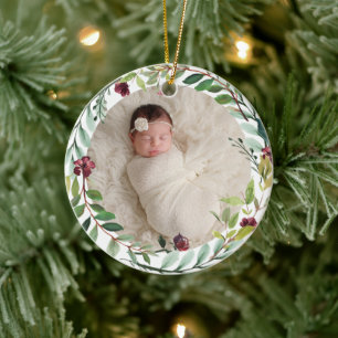 Krans met burgundy bloemen Baby Meisje Eerste Kers Keramisch Ornament