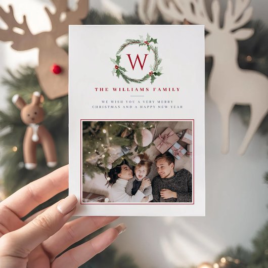 Krans met donkerrode kerstbessen en hulst monogram feestdagenkaart