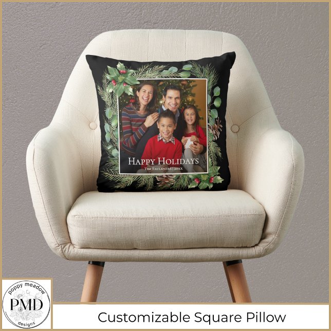 Krans met groen voor vrolijke feestdagen foto kussen (Happy Holidays Photo Wreath Botanical Greenery Throw Pillow with Name, Year, Photo.)