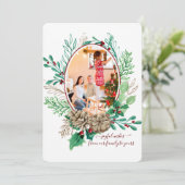 Krans met rode kerstholbessen en dennenappels met  feestdagenkaart (Staand voorkant)