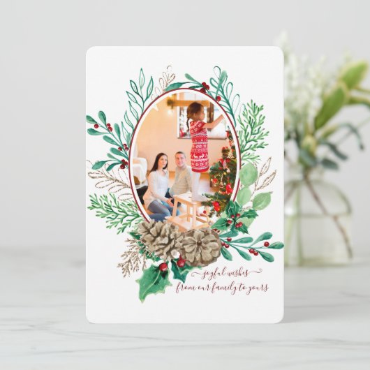 Krans met rode kerstholbessen en dennenappels met  feestdagenkaart (Staand voorkant)