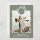 Krans Monogram Sage Groen Elegant ingelijst Foto Save The Date (Voorkant)