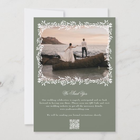 Krans Monogram Sage Groen Elegant ingelijst Foto Save The Date (Achterkant)