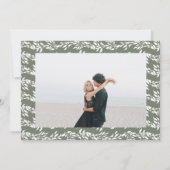 Krans Monogram Sage Groen Klassieke Foto Bruiloft Save The Date (Achterkant)